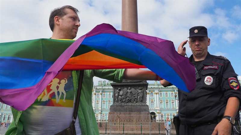 Роскомнадзор теперь борется с ЛГБТ с помощью жителей